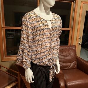 Stylish Women's Work or Casual Blouse. 2X. Floral like pattern with cute tie!